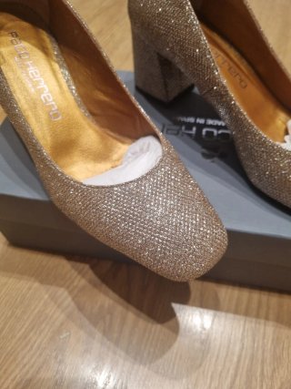 Zapatos tacón bajo dorados brillantes. PIEL