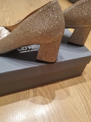 Zapatos tacón bajo dorados brillantes. PIEL