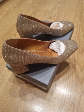 Zapatos tacón bajo dorados brillantes. PIEL