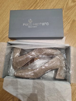 Zapatos tacón bajo dorados brillantes. PIEL
