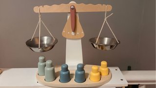 Balanza de madera infantil