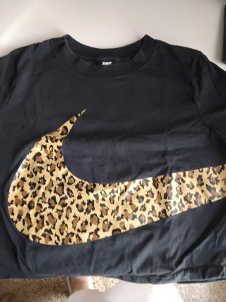 Camiseta Nike Logo Animal Print Negra