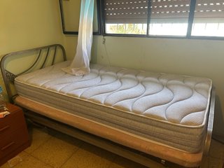 Cama antigua de metal