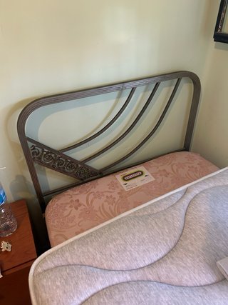 Cama antigua de metal