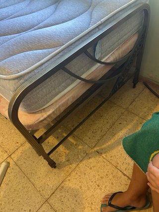 Cama antigua de metal