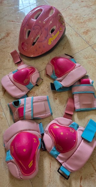 Casco y protecciones patinaje niña rosa