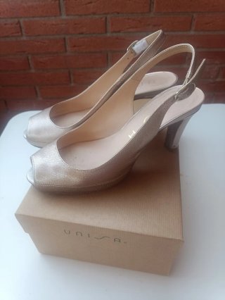 Zapatos dorados Unisa tacón medio