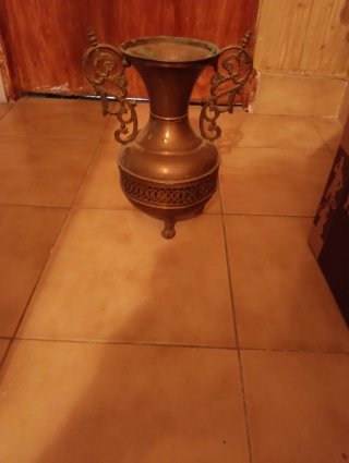 Jarrón antiguo de metal con asas