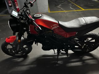 Benelli Leoncino 125 Roja y Negra