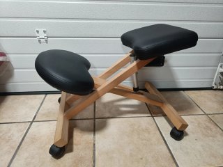 Silla ergonómica rodillas cuero sintético y madera