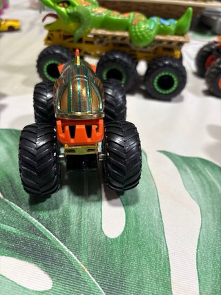 4 Coches a Escala Monster Truck