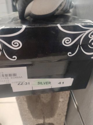 Zapatillas plateadas y blancas