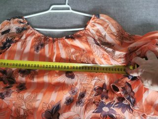 Blusa naranja con volantes y estampado floral