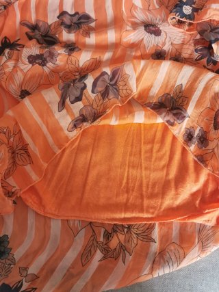 Blusa naranja con volantes y estampado floral