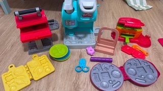 Cocinita de madera con accesorios