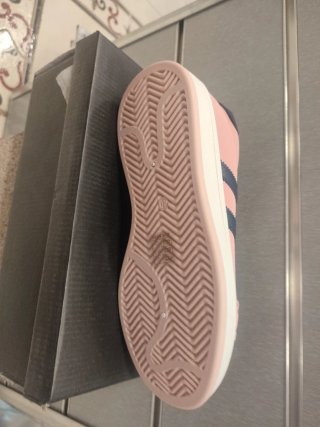 Zapatillas deportivas rosas y azules