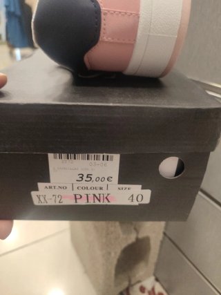 Zapatillas deportivas rosas y azules