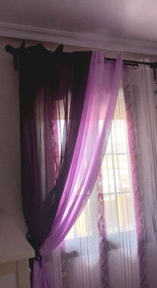 Cortinas visillo burdeos y rosa