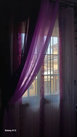 Cortinas visillo burdeos y rosa