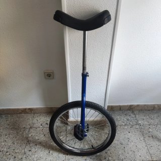 Monociclo azul con rueda grande