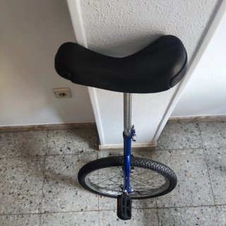 Monociclo azul con rueda grande