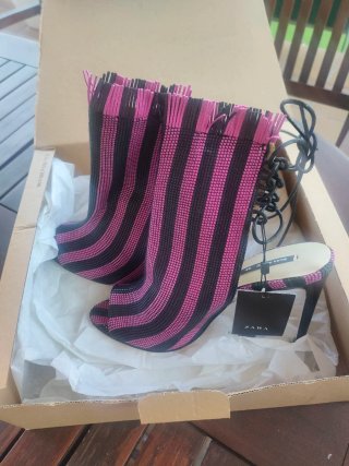 Zapatos de fiesta negros y rosas