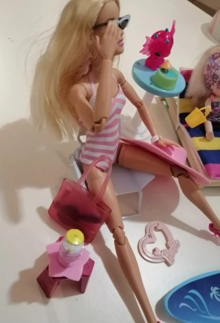 Barbie Made to Move con accessori spiaggia