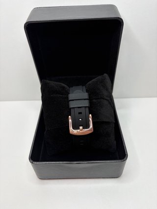 Reloj Hombre Negro y Dorado