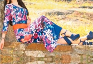 Vestido largo Verano floral de base azul marino.