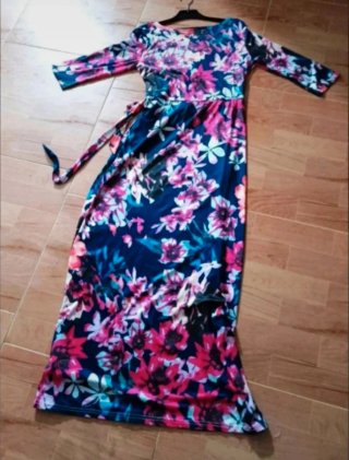 Vestido largo Verano floral de base azul marino.
