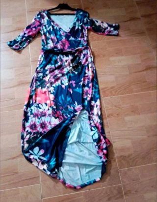 Vestido largo Verano floral de base azul marino.