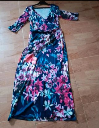 Vestido largo Verano floral de base azul marino.