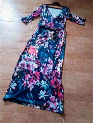 Vestido largo Verano floral de base azul marino.