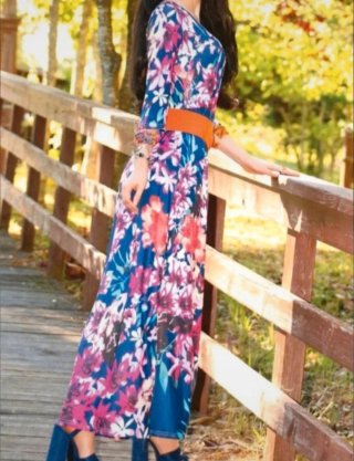 Vestido largo Verano floral de base azul marino.