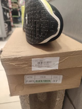 Zapatillas deportivas negras y azules