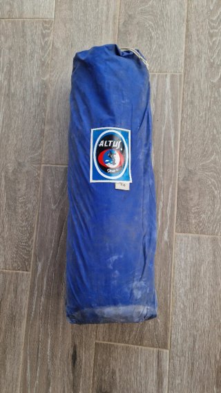 Tienda de campaña canadiense azul y naranja