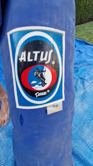 Tienda de campaña canadiense azul y naranja