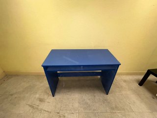 Mesa de estudio azul