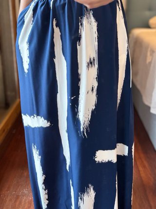 Falda larga azul y blanca