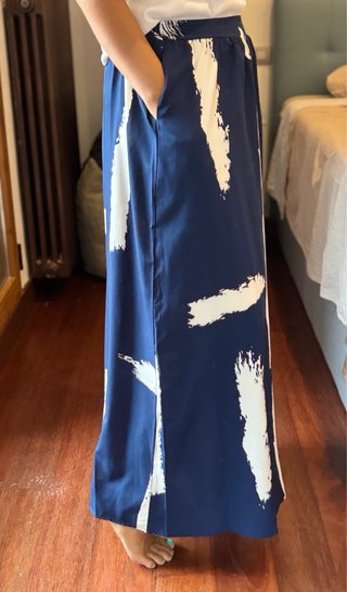 Falda larga azul y blanca