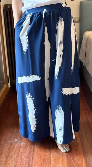 Falda larga azul y blanca