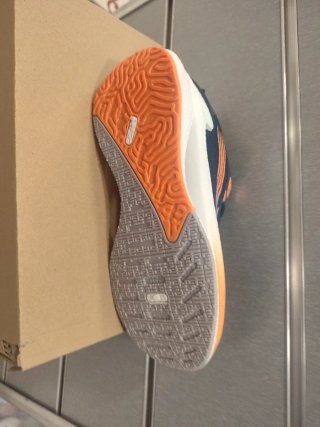 Zapatillas deportivas azul y naranja
