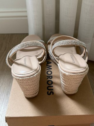 Sandalias cuña Glamorous beige y oro