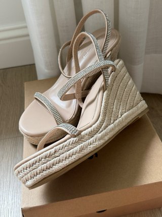 Sandalias cuña Glamorous beige y oro
