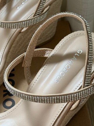 Sandalias cuña Glamorous beige y oro