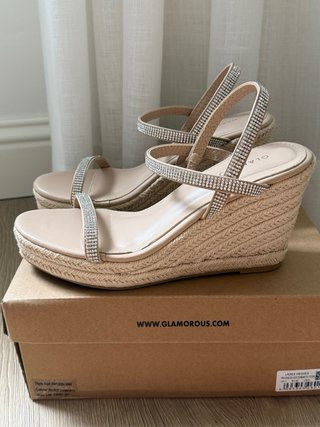 Sandalias cuña Glamorous beige y oro