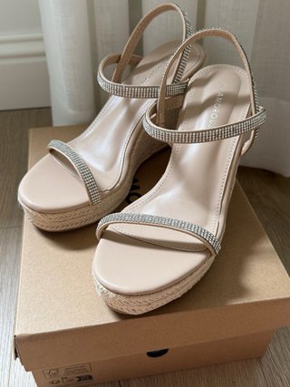 Sandalias cuña Glamorous beige y oro