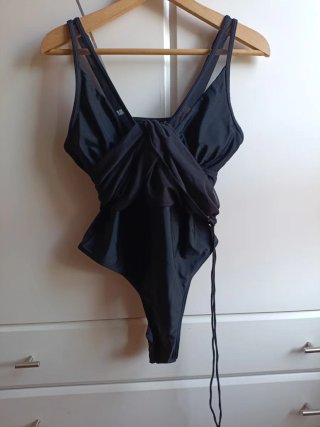 Bañador negro con transparencias.