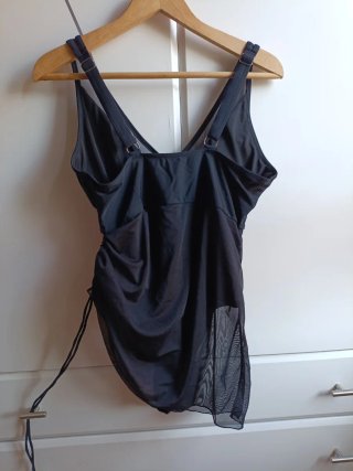 Bañador negro con transparencias.