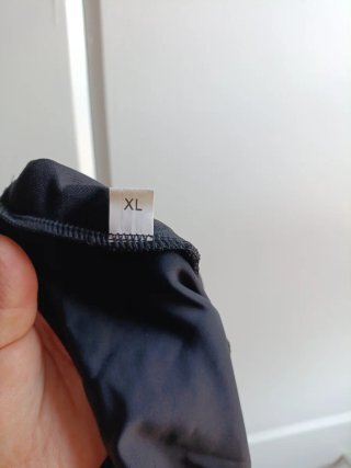 Bañador negro con transparencias.